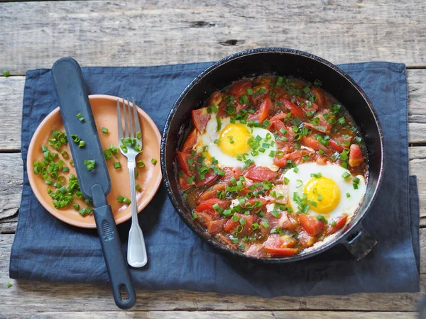 Tavada domatesli ve şifalı yumurta. Besleyici bir kahvaltı ya da akşam yemeği..