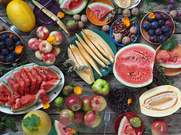 Stůl Čerstvým Přírodním Ovocem Zdravé Vegetariánské Jídlo Ovoce Pěstovaného Naší — Stock fotografie