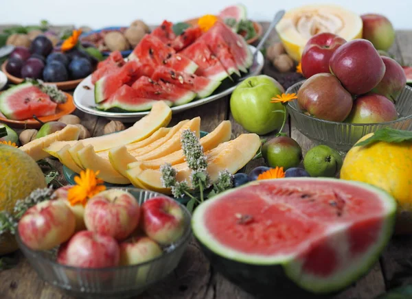 感謝祭の日 私たち自身の土地で栽培された果物から作られた健康的なベジタリアン料理と豊富なテーブル — ストック写真