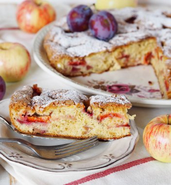 Yakın plan dilimlenmiş turta. Elma ve erikli tatlı turta. Ev yapımı bisküvi Charlotte, şekerli..