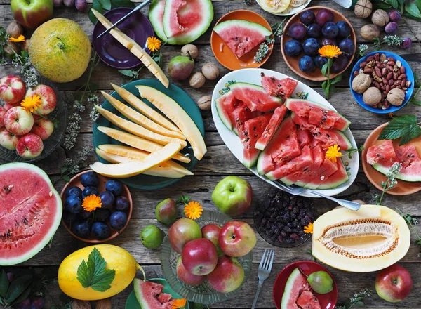 感謝祭の日 私たち自身の土地で栽培された果物から作られた健康的なベジタリアン料理と豊富なテーブル — ストック写真