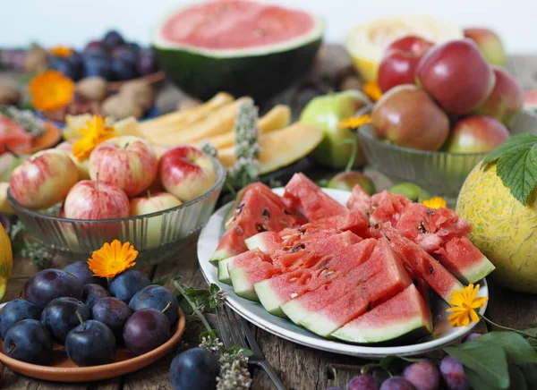 Den Díkůvzdání Stůl Čerstvým Přírodním Ovocem Zdravé Vegetariánské Jídlo Ovoce — Stock fotografie