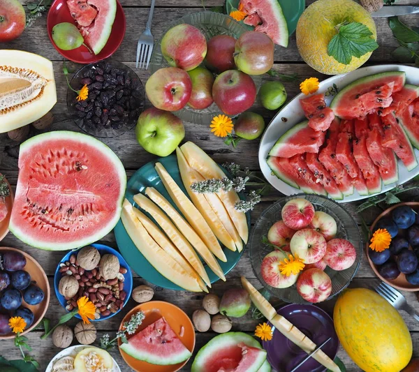新鮮な自然果物とテーブル 私たち自身の土地で栽培された果物から作られた健康的なベジタリアン料理 — ストック写真