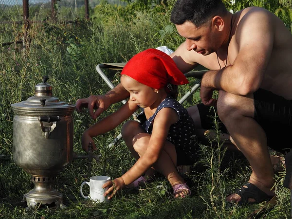 Una Niña Mientras Relaja Con Padre Naturaleza Aprende Servir Samovar — Foto de Stock