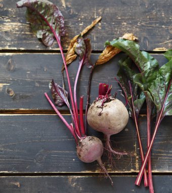 Tarım. Koyu ahşap arka planda üstü kapalı bir pancar grubu..