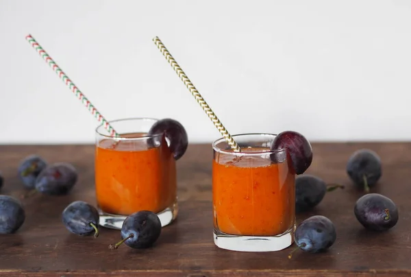 Pruimensap Smoothies Rietjes Pruimen Een Houten Tafel Met Een Witte — Stockfoto