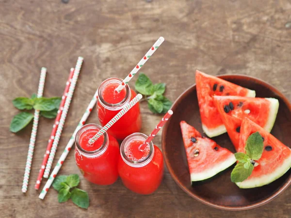 Juice Med Fruktkött Eller Vattenmelonsmoothie Glas Träbakgrund Med Vattenmelonskivor Vattenmelon — Stockfoto