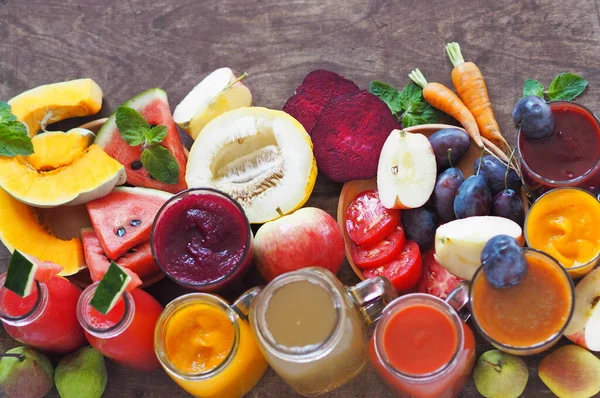 Bovenaanzicht Vers Gemaakte Fruitcocktails Van Verschillende Kleuren Smaken Glazen Potten — Stockfoto