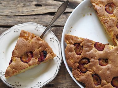 Üstten yakından bak. Tahta bir arka planda elma ve erikli Charlotte pastası.