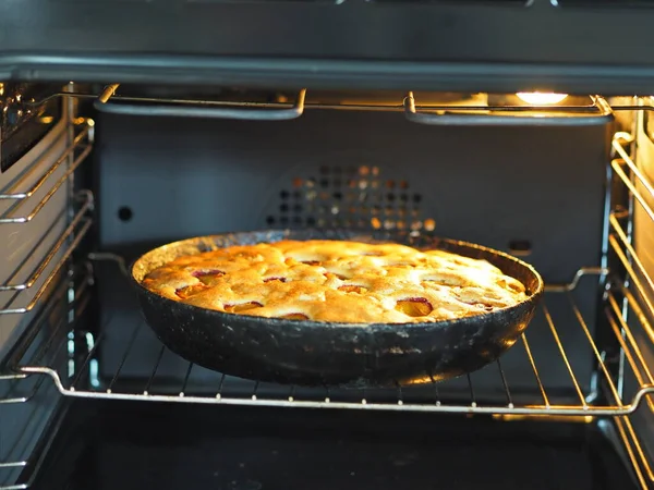 Charlotte Con Manzanas Ciruelas Hornea Horno Cocina Preparación Para Las —  Fotos de Stock