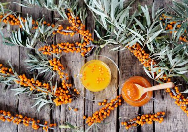 Ahşap bir arka planda taze deniz dikenli üzümlü deniz dikenli reçelli çay. Uzayı kopyala Renkli resim.