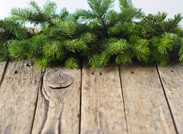 Kerstboomtakken Zijn Gevoerd Een Houten Natuurlijke Tafel Nieuwjaar Kerst Achtergrond — Stockfoto