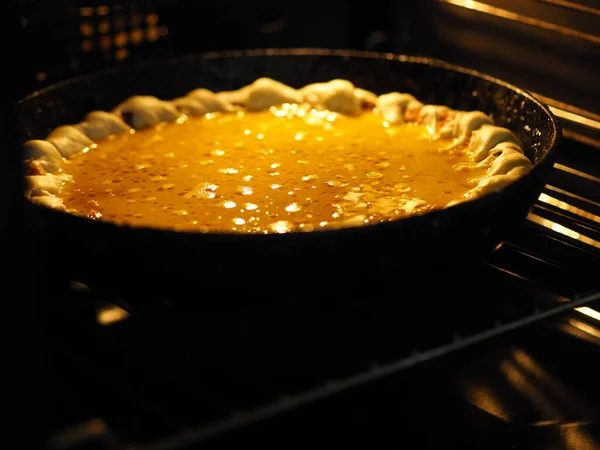 圆圆的自制派 用南瓜 碎核桃和搅拌过的鸡蛋放在锅里烘烤 家庭烹饪 — 图库照片