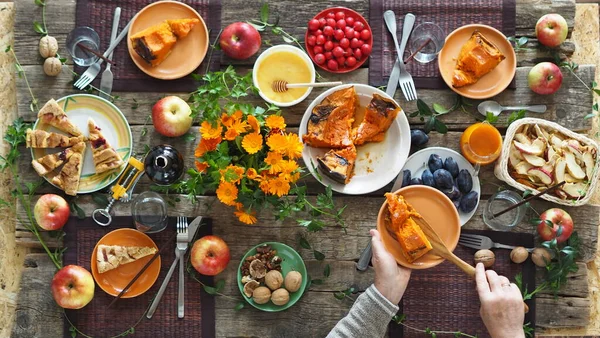 Святковий стіл, різні страви з смаженою гарбузовою випічкою, пирогами, фруктами, ягодами та овочами. День подяки. Вид згори. — стокове фото