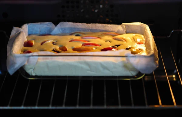 Házi Készítésű Sütés Süteményt Vagy Gyümölcsös Muffint Üvegtálban Sütik Konyhában — Stock Fotó