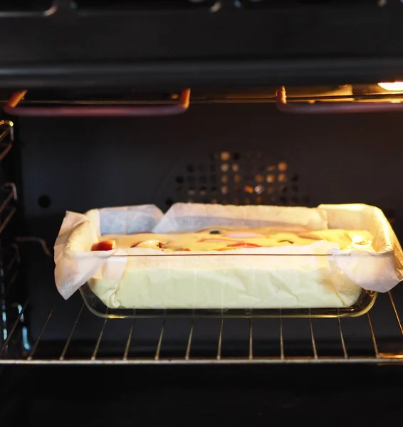 Homemade Baking Cake Muffin Fruit Baked Glass Dish Baking Kitchen — Stock Photo, Image