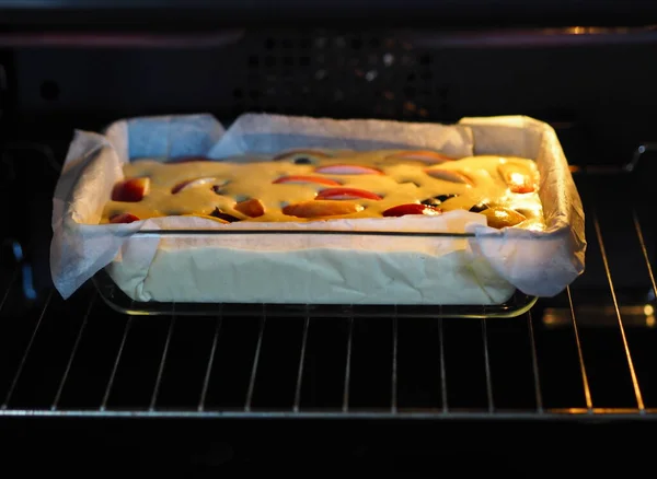 Házi Készítésű Sütés Süteményt Vagy Gyümölcsös Muffint Üvegtálban Sütik Konyhában — Stock Fotó
