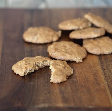 Mutfak tahtasında ev yapımı yulaf ezmeli kurabiyeler. Diyet sağlıklı yemek..