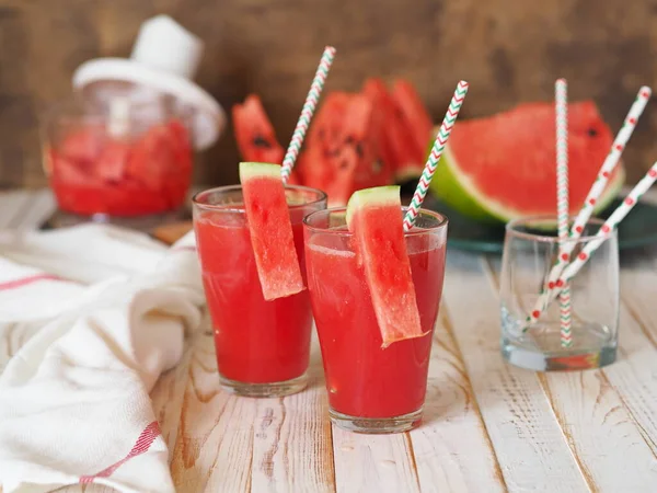 Ett Glas Vattenmelonsmoothie Ett Träbord Selektiv Inriktning — Stockfoto