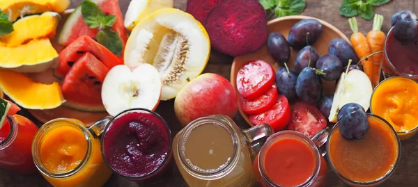 Bovenaanzicht Vers Gemaakte Fruitcocktails Van Verschillende Kleuren Smaken Glazen Potten — Stockfoto