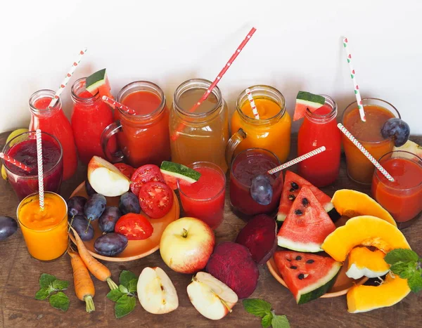 Altura Frutas Frescas Coquetéis Preparados Hora Cores Diferentes Uma Mesa — Fotografia de Stock