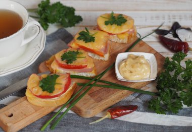 Peynirli ve sosisli taze sandviç. Sıcak sandviç. Sosisli sandviç ve kesme tahtasında sert peynir..