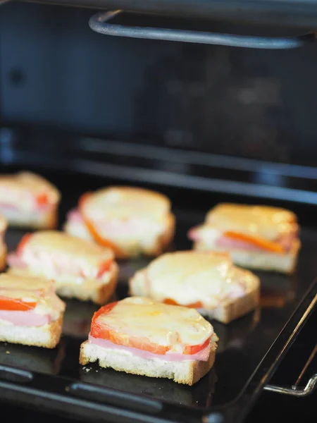 Sandwiches Caseros Calientes Con Salchichas Tomates Queso Una Bandeja Para —  Fotos de Stock