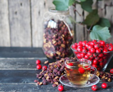 Gelecek için böğürtlen ve şifalı bitkiler toplama fikri. Kışın Hawthorn ile bir fincan çay soğuk algınlığı, grip ve birçok hastalıkla başa çıkmanıza yardımcı olur ve size yaklaşan yazı hatırlatır..