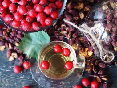 Gelecek için böğürtlen ve bitki toplama mevsimi. Dikenli bir fincan çay birçok hastalık, hastalık ve griple başa çıkmada yardımcı olacaktır..