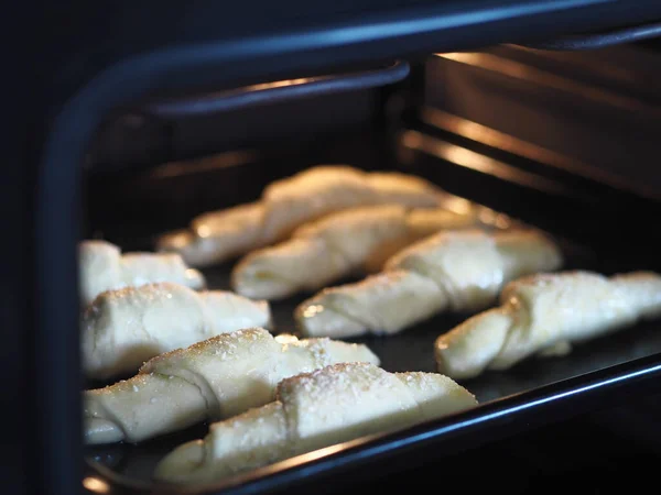 Croissantele Presărate Susan Zahăr Foaie Copt Cuptorul Bucătărie Sunt Gata — Fotografie, imagine de stoc