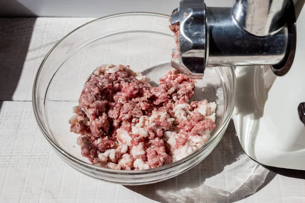Cucinare Carne Macinata Casa Tritacarne Elettrico Ciotola Vetro Con Carne — Foto Stock