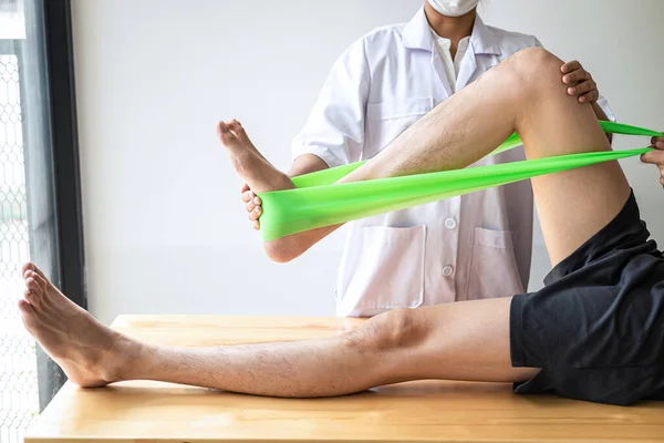 Врач Физиотерапевт Осматривающий Травмированную Ногу Пациента Спортсмена Лечащий Боль Клинике — стоковое фото