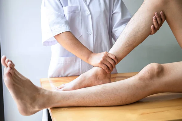 Médico Fisioterapeuta Que Trabaja Examinando Tratamiento Pierna Lesionada Atleta Paciente — Foto de Stock