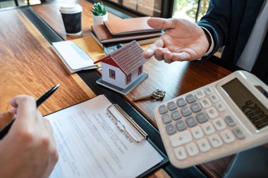 Ev almak için satış sözleşmesi, ev satın almak için müşteri para gönderiyor ev kredisi alıyor ve ev almak için sözleşme imzaladıktan sonra Ajan 'dan anahtarları veriyor..