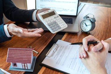 Emlakçı ev kredisi sunuyor ve onaylanmış emlak başvurusu formu, Sigorta Konsepti ile ev satın almak için sözleşme imzaladıktan sonra anahtarlarını müşteriye gönderiyor.