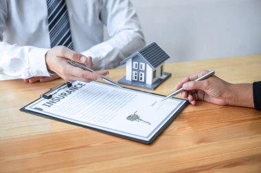 Emlak acentesi, onaylanmış başvuru formu, Ev Sigortası ve Gayrimenkul Yatırım Konsepti ile sözleşme imzalayıp görüştükten sonra ev kredisini müşteriye sunuyor ve bunları müşteriye veriyor..