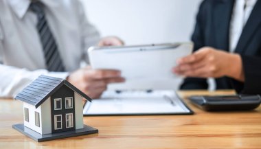 Emlak acentesi, onaylanmış başvuru formu, Ev Sigortası ve Gayrimenkul Yatırım Konsepti ile sözleşme imzalayıp görüştükten sonra ev kredisini müşteriye sunuyor ve bunları müşteriye veriyor..