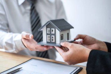 Emlak acentesi, onaylanmış başvuru formu, Ev Sigortası ve Gayrimenkul Yatırım Konsepti ile sözleşme imzalayıp görüştükten sonra ev kredisini müşteriye sunuyor ve bunları müşteriye veriyor..