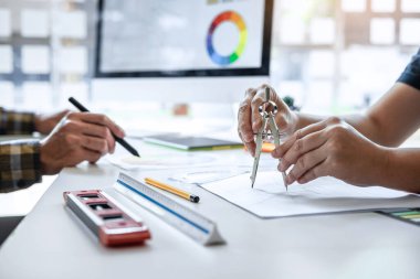 Grafik tablet ve renk örnekleri üzerinde çalışan, modern ofiste ev projesi, yaratıcı iş yeri ilhamı ve hayal gücü üzerine çalışan genç İç mimar takımı..