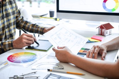 Grafik tablet ve renk örnekleri üzerinde çalışan, modern ofiste ev projesi, yaratıcı iş yeri ilhamı ve hayal gücü üzerine çalışan genç İç mimar takımı..