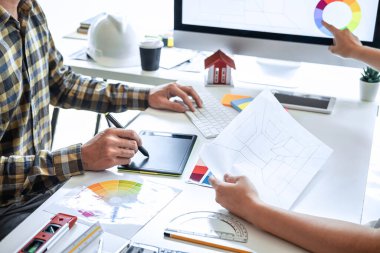 Grafik tablet ve renk örnekleri üzerinde çalışan, modern ofiste ev projesi, yaratıcı iş yeri ilhamı ve hayal gücü üzerine çalışan genç İç mimar takımı..