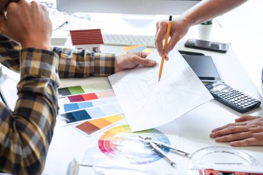 Grafik tablet ve renk örnekleri üzerinde çalışan, modern ofiste ev projesi, yaratıcı iş yeri ilhamı ve hayal gücü üzerine çalışan genç İç mimar takımı..