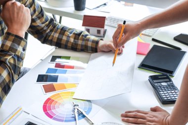 Grafik tablet ve renk örnekleri üzerinde çalışan, modern ofiste ev projesi, yaratıcı iş yeri ilhamı ve hayal gücü üzerine çalışan genç İç mimar takımı..