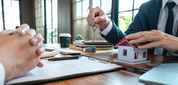 Försäljning Köpeavtal För Att Köpa Ett Hus Fastighetsmäklare Presenterar Bostadslån — Stockfoto
