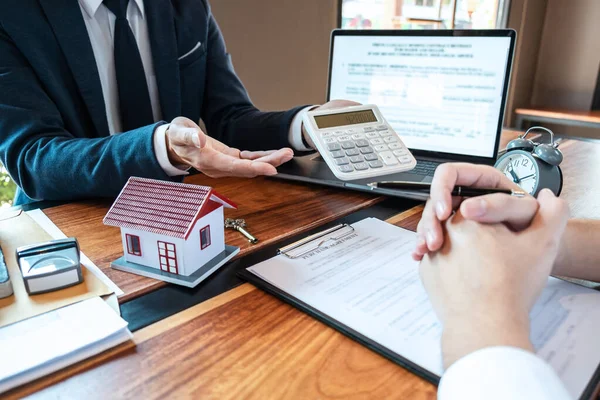 Sale Purchase Contract Buy House Customer Sending Money Buying Home — Stock Photo, Image