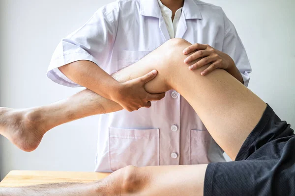 Fisioterapeuta Femenina Que Trabaja Examinando Tratamiento Pierna Lesionada Del Paciente — Foto de Stock