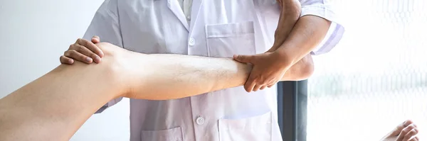 Fisioterapeuta Femenina Que Trabaja Examinando Tratamiento Pierna Lesionada Del Paciente — Foto de Stock