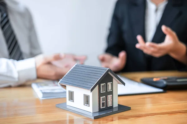Agente Inmobiliario Están Presentando Préstamo Hipotecario Dando Casa Cliente Después —  Fotos de Stock