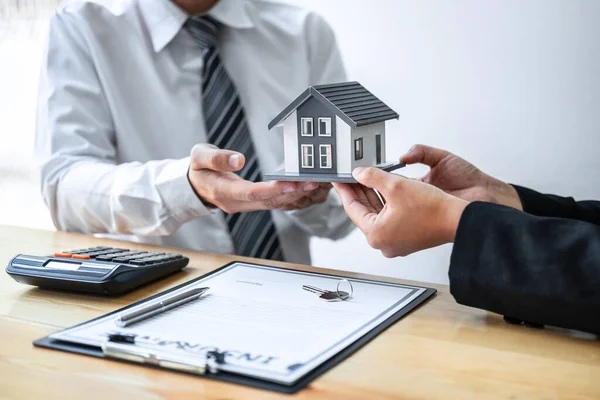 Makelaar Presenteren Woningkrediet Geven Huis Aan Klant Bespreking Ondertekening Overeenkomst — Stockfoto