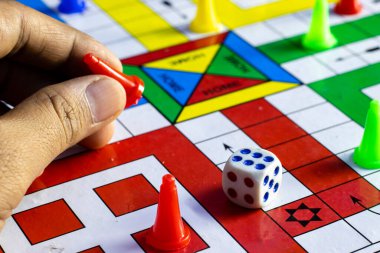 Zarlara ve kapalı alan oyunundaki ludo hareketlerine odaklan